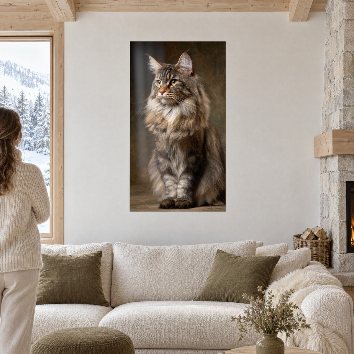 Schilderij Maine Coon met bruin-crème getigerde vacht, amberkleurige blik, een vrouw van achteren, boven een bank in een lichte woonkamer