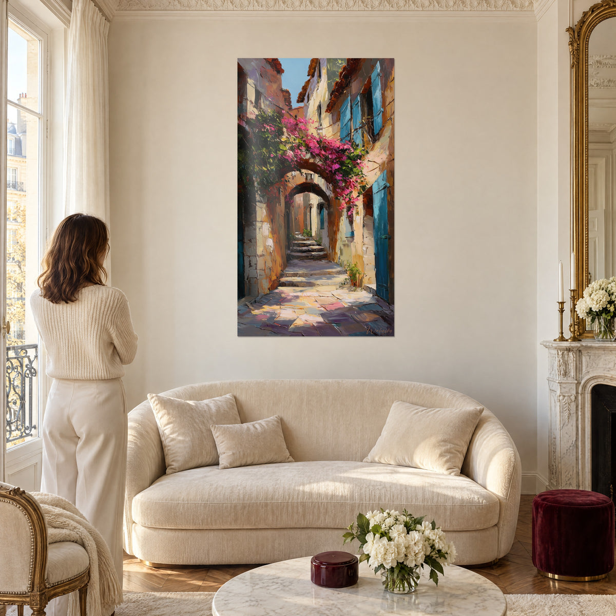 Tableau ruelle provençale aux bougainvilliers fuchsia et volets bleus, pierres ocre, au-dessus d'un canapé dans un salon lumineux