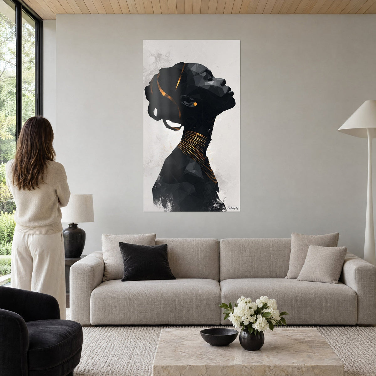 Schilderij Zwarte profielsilhouet met opgeheven kin, gouden spiraalketting op grijze achtergrond, boven een bank in een lichte woonkamer