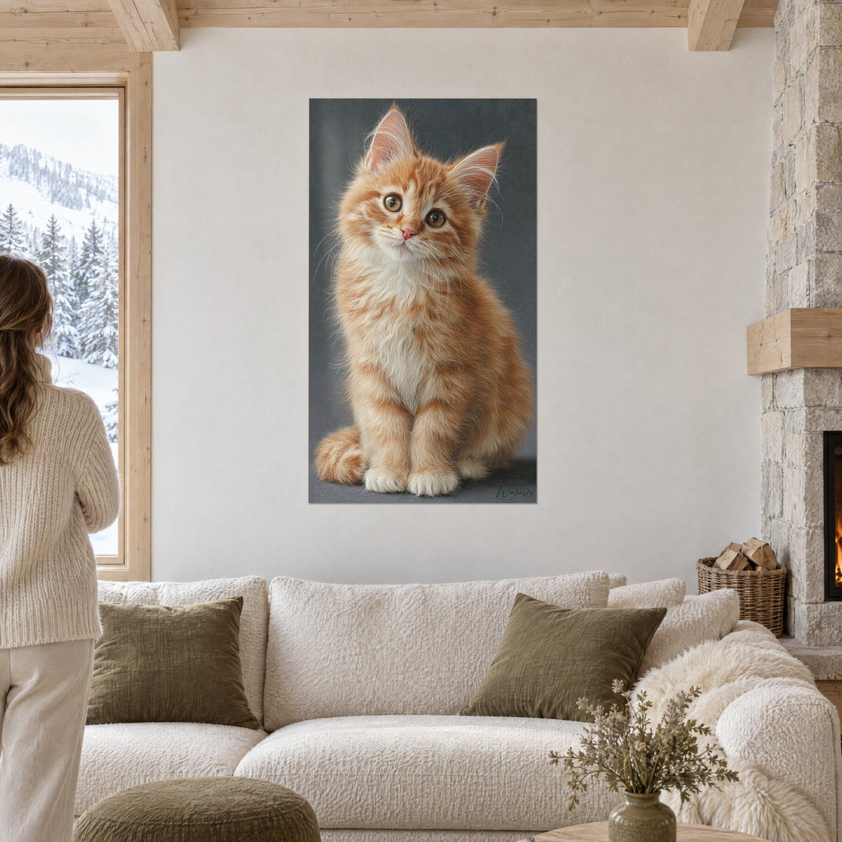 Cuadro Gatito pelirrojo con pecho crema, orejas erguidas sobre fondo gris, encima de un sofá en un salón luminoso