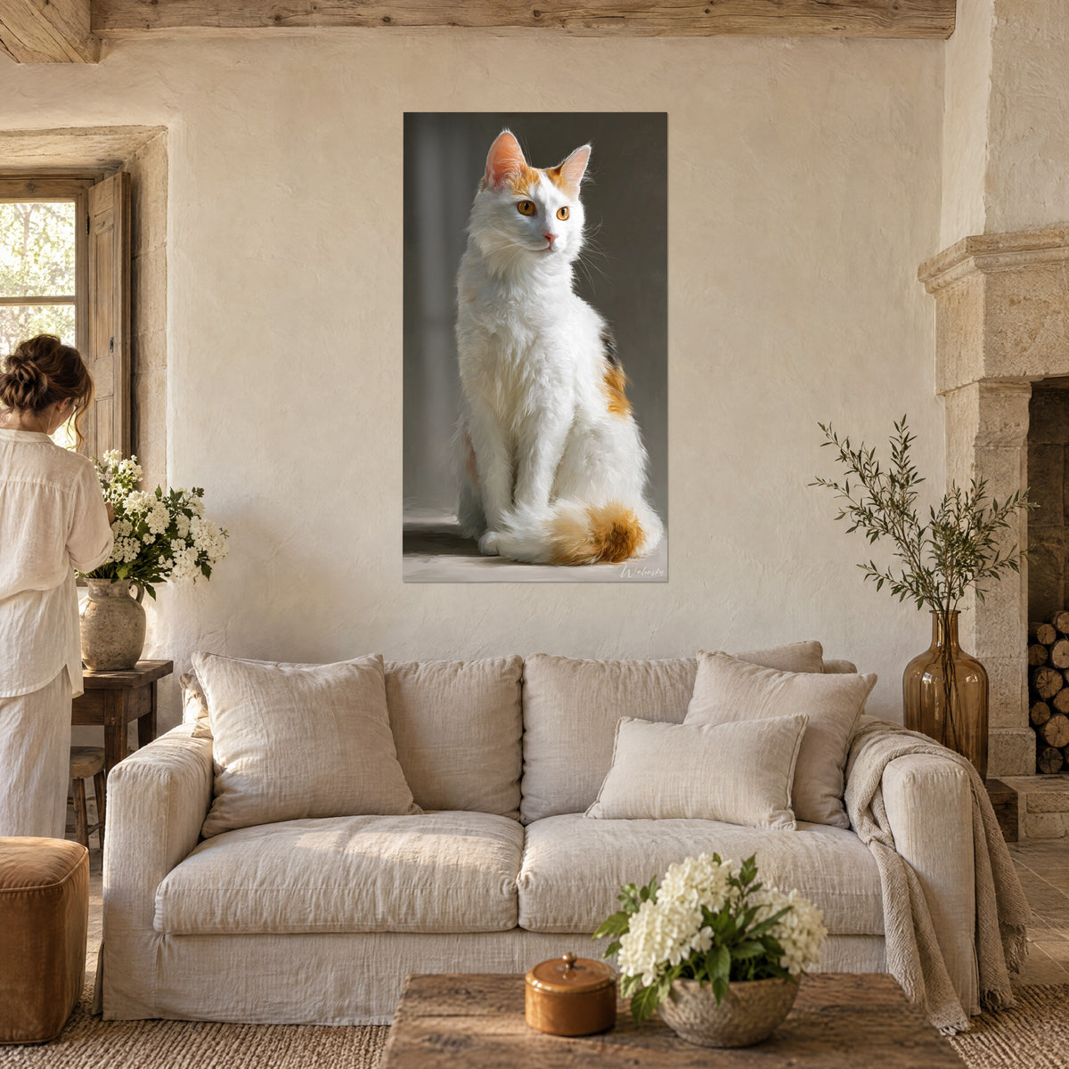 Obraz biały kot Turkish Van siedzący, różowe uszy i pomarańczowe plamy, trzy osoby tyłem nad kanapą w jasnym salonie