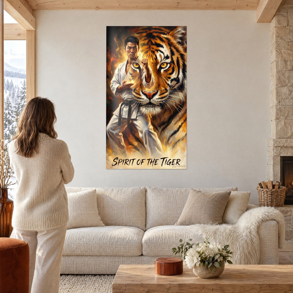Gemälde Karateka im weißen Kimono vor einem orangefarbenen Tiger mit goldenen Augen, eine Frau von hinten, über einem Sofa in einem hellen Wohnzimmer