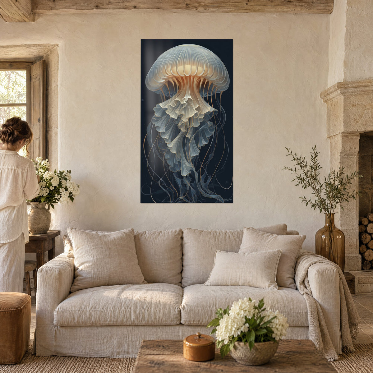 Tableau méduse translucide aux volants ivoire et bleu ardoise sur fond nuit, femme de dos, au-dessus d'un canapé dans un salon lumineux