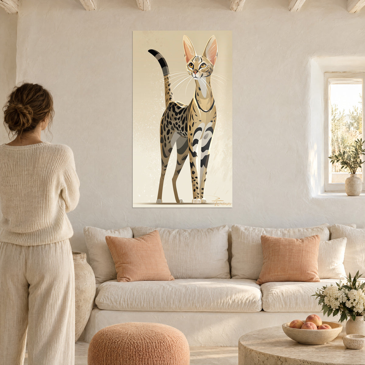 Πίνακας γάτα savannah με μεγάλα ροζ αυτιά, τομάρι άμμου με μαύρες κηλίδες, πάνω από καναπέ σε φωτεινό σαλόνι