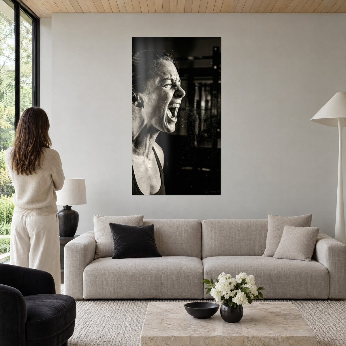 Tableau athlète hurlant en noir et blanc, visage sépia crispé et poussière de magnésie, au-dessus d'un canapé dans un salon lumineux