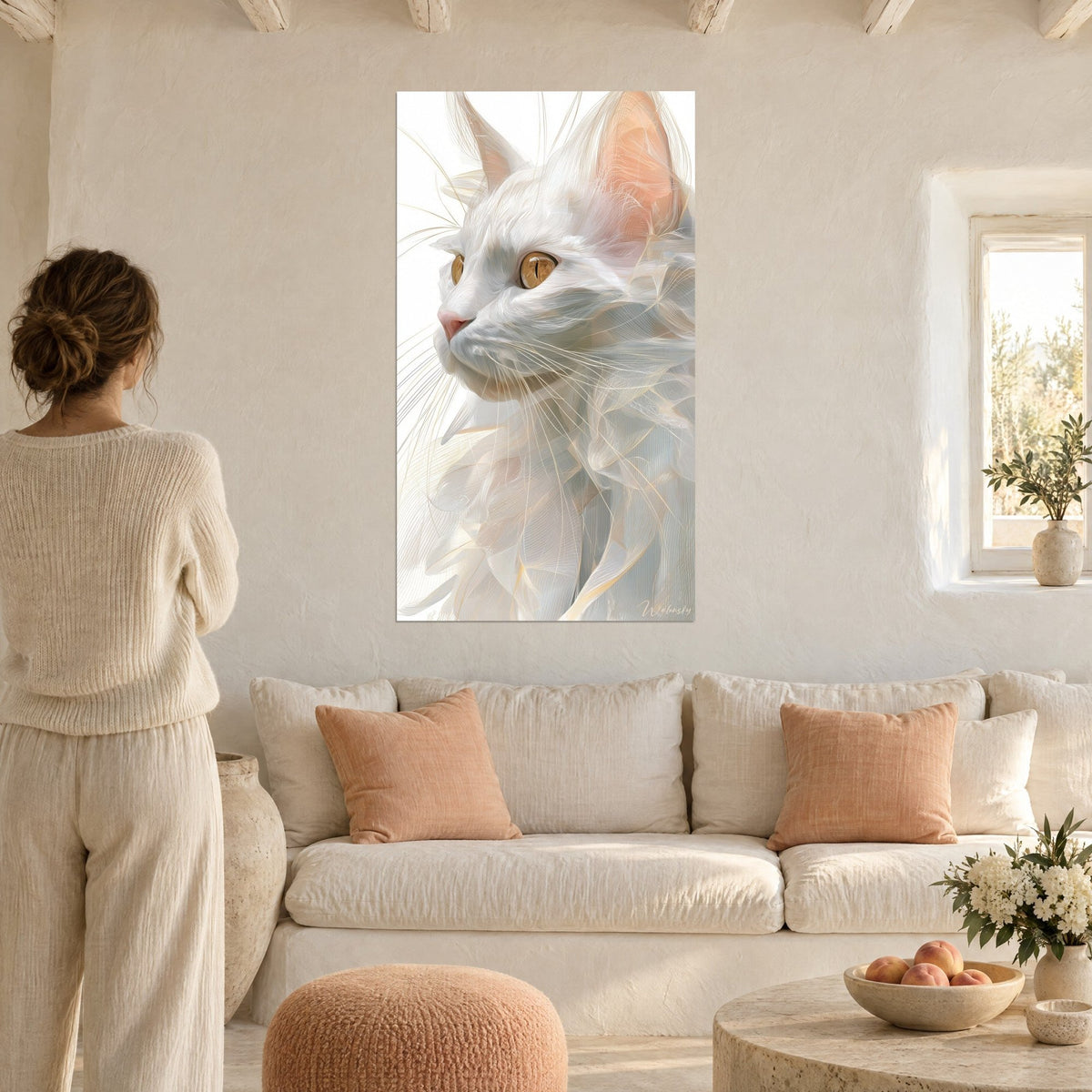 Tableau chat angora blanc aux yeux ambrés, oreille rose pâle, une femme de dos le regarde au-dessus d'un canapé dans un salon lumineux