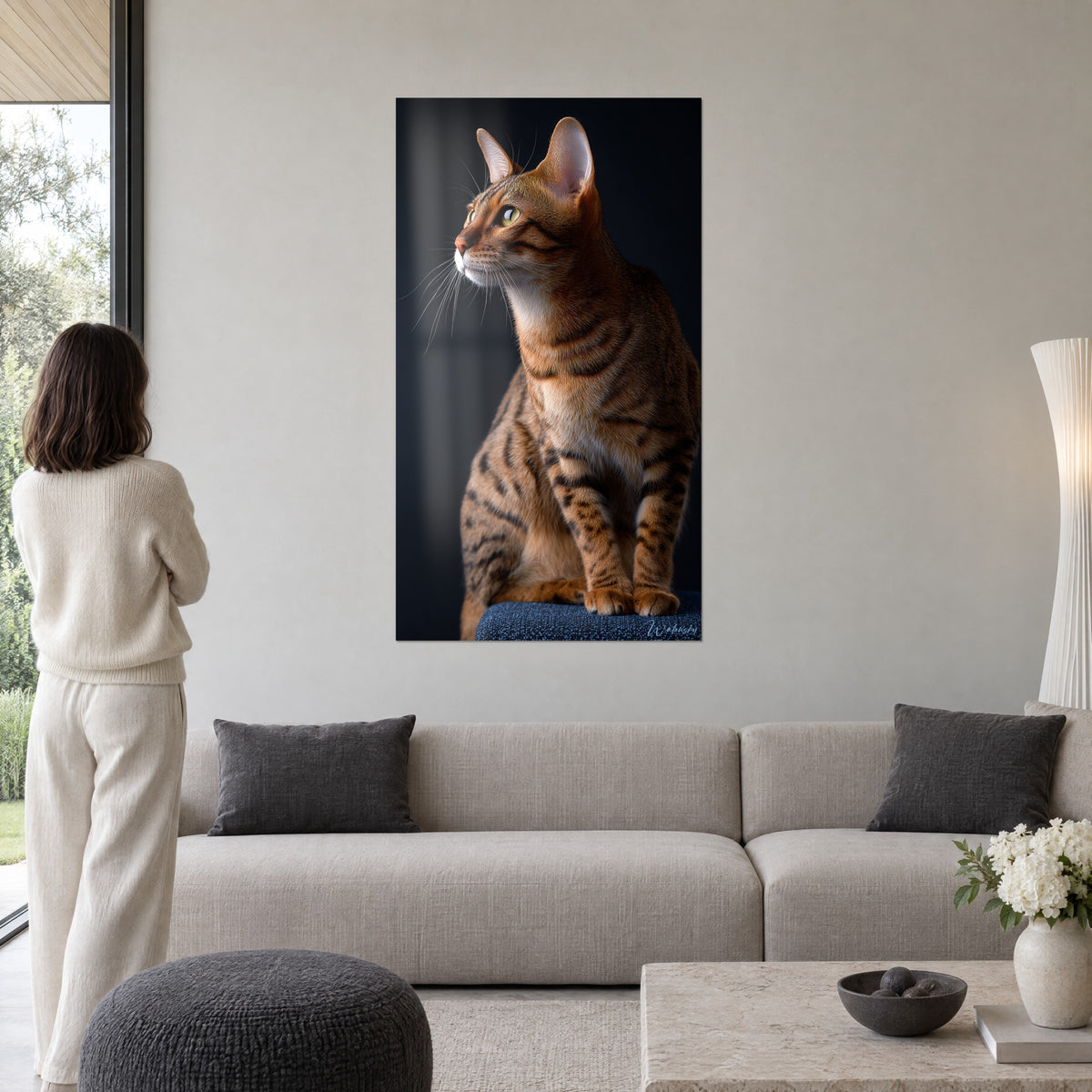Πίνακας γάτα Toyger σε πορτοκαλί με καφέ ρίγες, με βλέμμα προς τα αριστερά σε μαύρο φόντο, πάνω από καναπέ σε φωτεινό σαλόνι