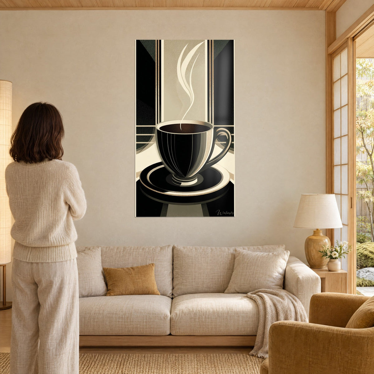 Quadro tazzina di caffè nero con vapore avorio in volute, nero e beige dorato, donna di spalle, sopra un divano in un soggiorno luminoso