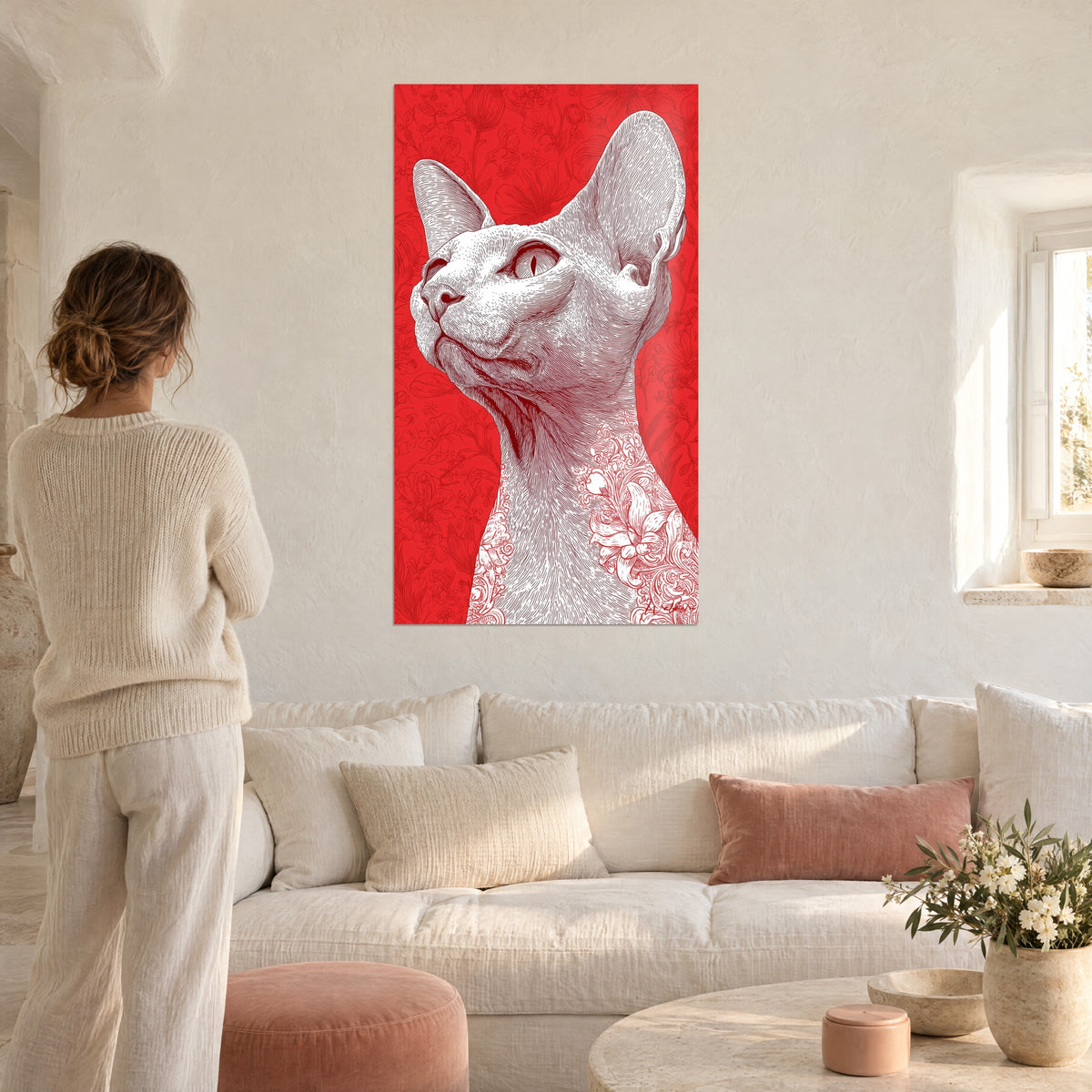 Πίνακας γάτα sphynx με περήφανο προφίλ, μεγάλα λευκά αυτιά σε έντονο κόκκινο φόντο, γυναίκα από πίσω, πάνω από καναπέ σε φωτεινό σαλόνι
