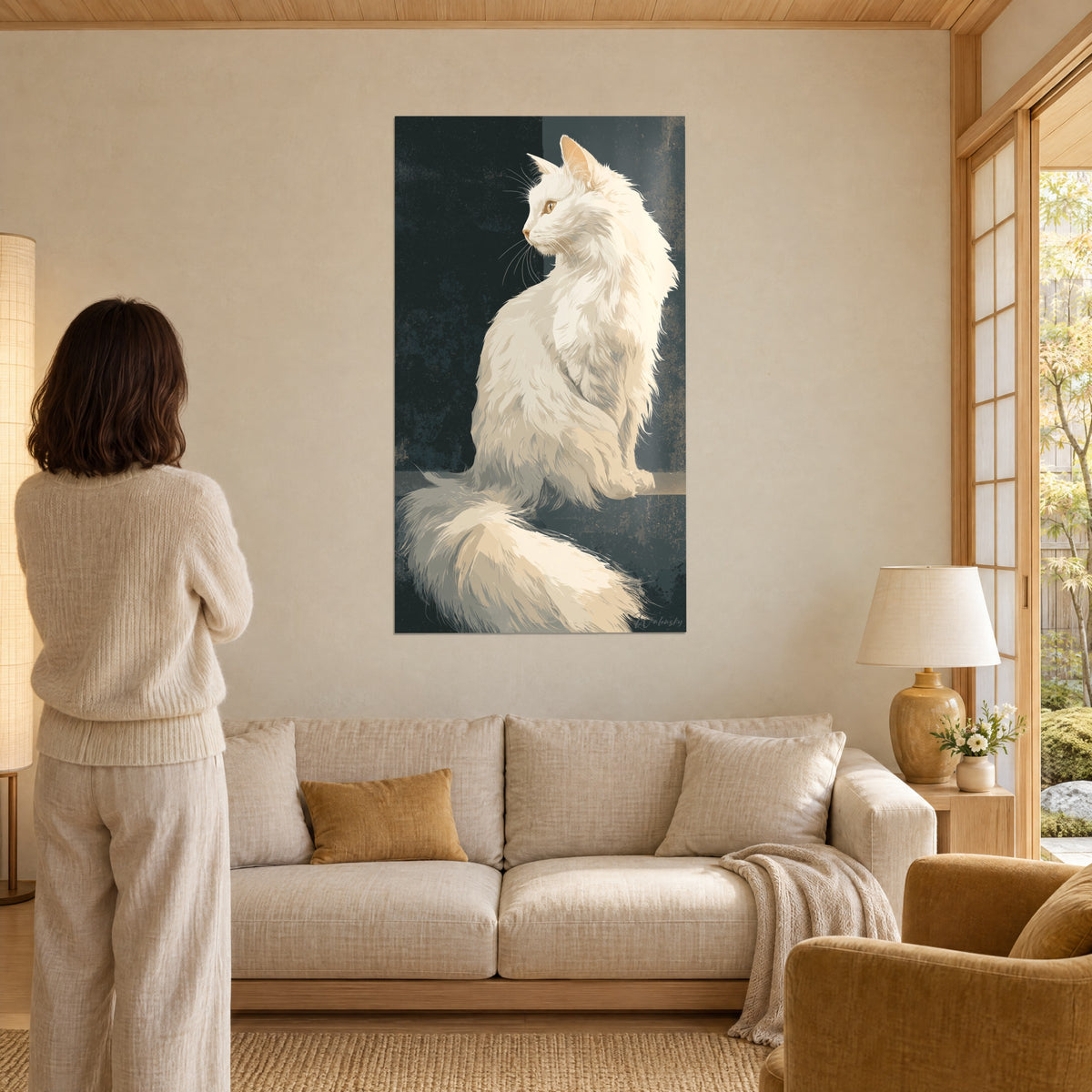 Πίνακας λευκή γάτα Angora με ελεφαντοστέινη γούνα και πράσινο φόντο χρώματος σχιστόλιθου, γυναίκα από πίσω, πάνω από καναπέ σε φωτεινό σαλόνι