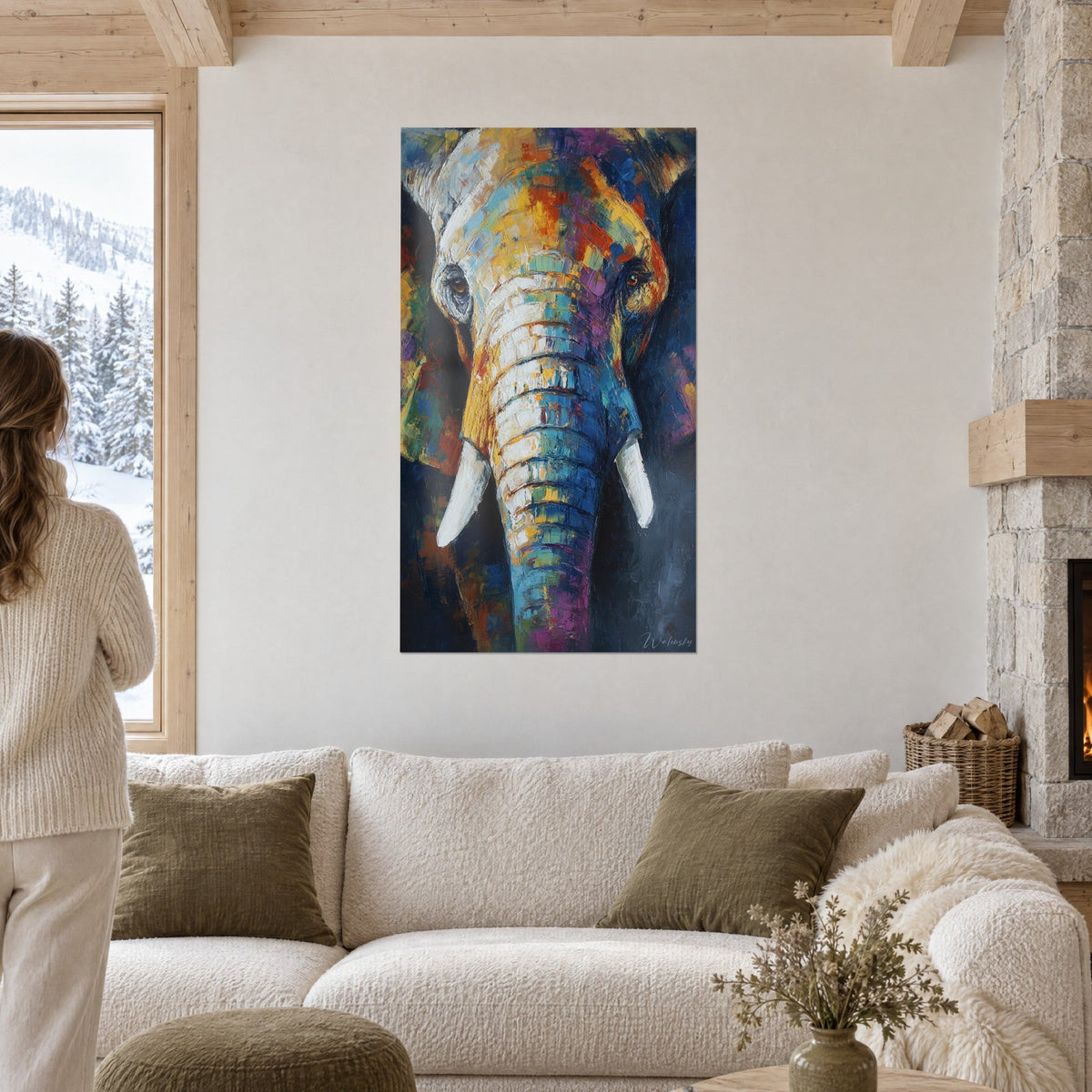 Cuadro de elefante de colmillos de marfil, pintado con espátula en amarillo y azul, sobre un sofá en un salón luminoso