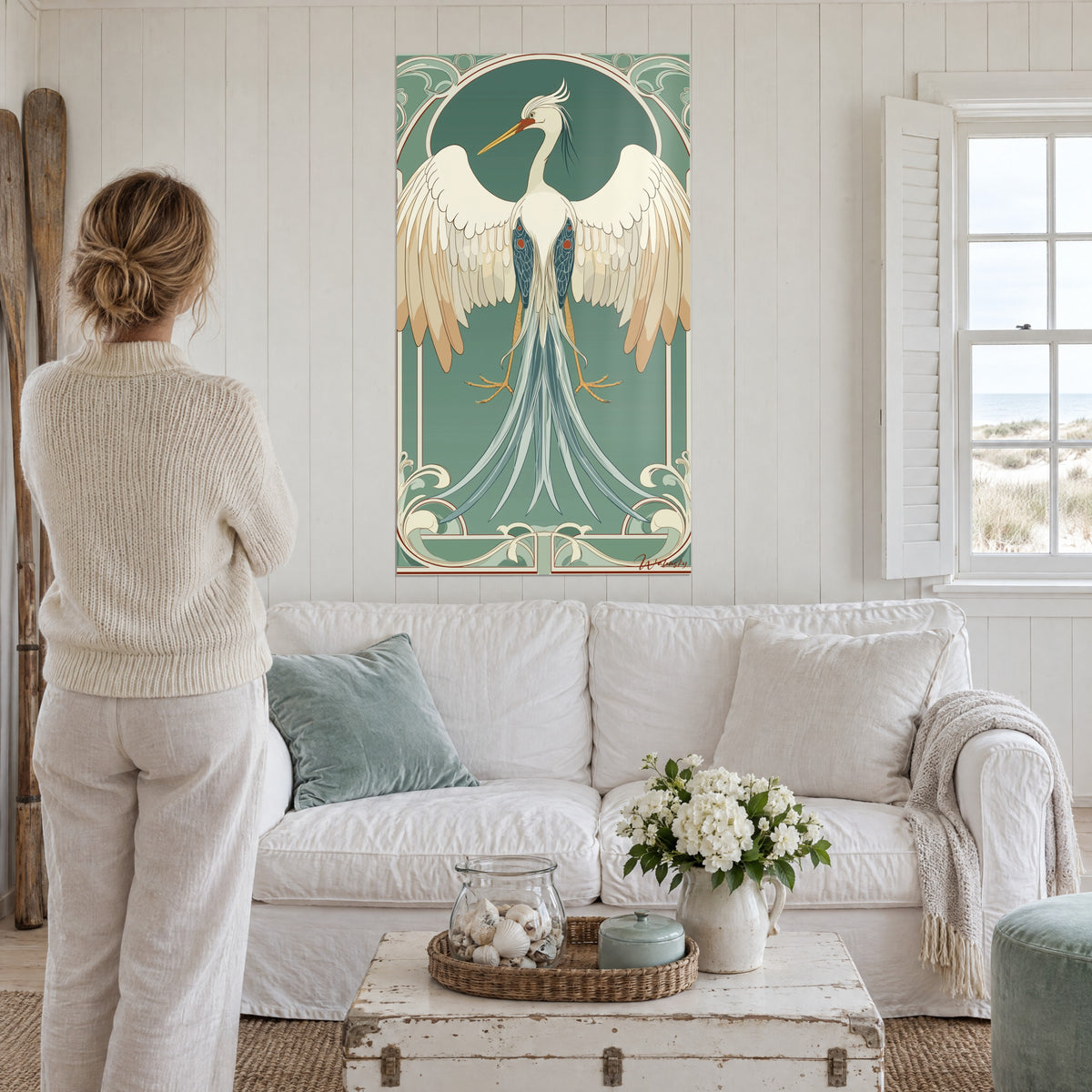 Cuadro garza blanca con las alas desplegadas, plumas crema y ocre sobre fondo verde salvia, encima de un sofá en un salón luminoso