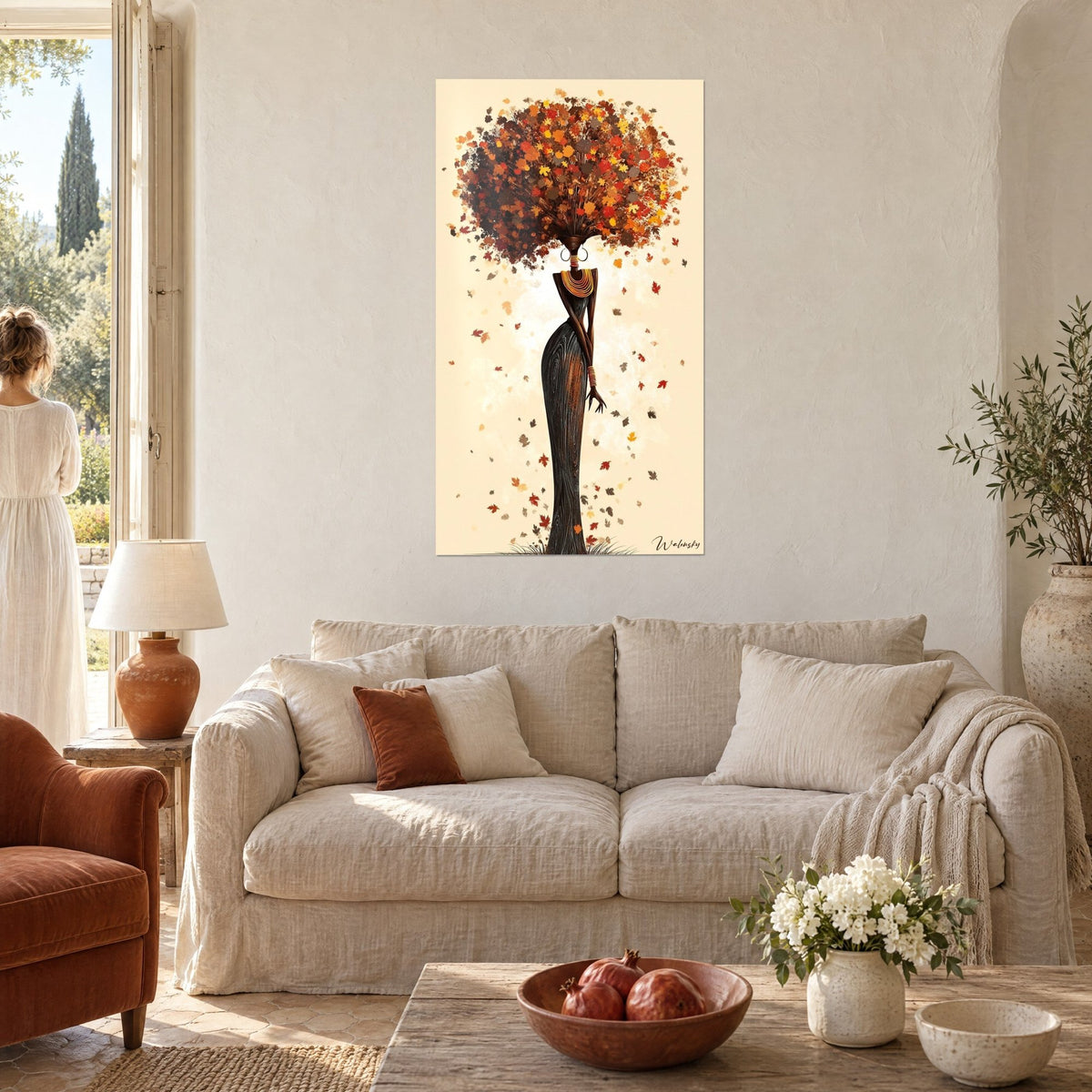 Gemälde Herbstgöttin mit Mähne aus rostroten und goldenen Blättern, dunkles Holzkleid, über einem Sofa in einem hellen Wohnzimmer