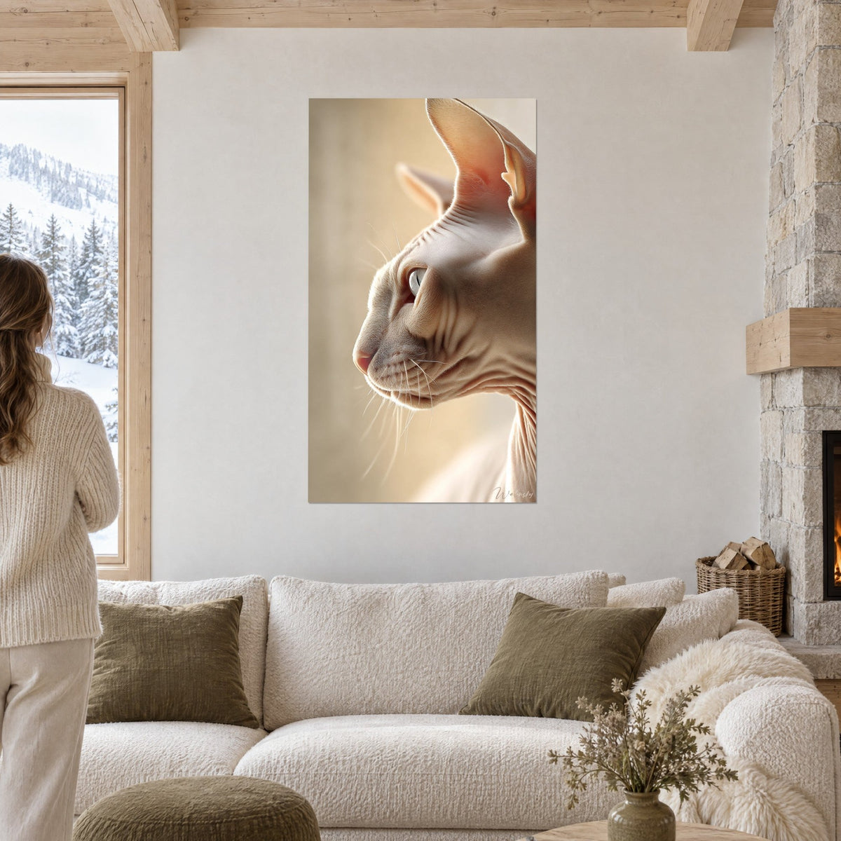 Gemälde Sphynx-Katze im Profil, rosige Haut und goldbeiger Hintergrund, über einem Sofa in einem hellen Wohnzimmer