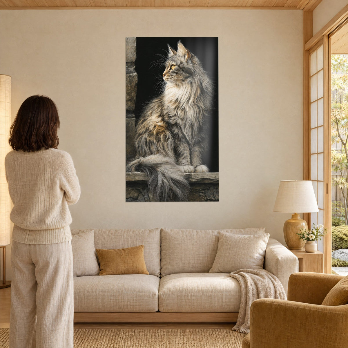 Schilderij Siberische kat met grijze en crèmekleurige vacht, barnsteenkleurige blik naar links, een vrouw van achteren, boven een bank in een lichte woonkamer