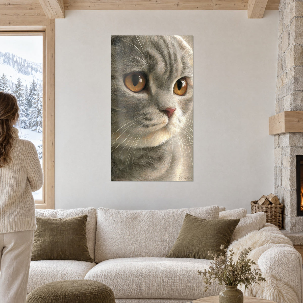Gemälde Scottish Fold mit bernsteinfarbenen Augen, graues Tigerfell und rosa Nase, über einem Sofa in einem hellen Wohnzimmer