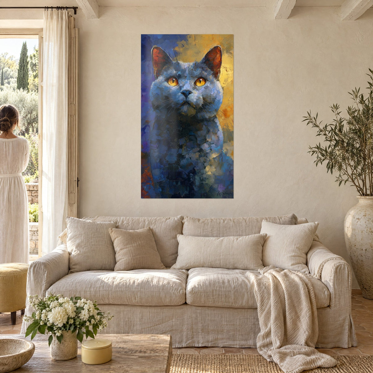 Cuadro gato cartujo de ojos ámbar, pelaje azul grisáceo y fondo amarillo, mujer de espaldas sobre un sofá en un salón luminoso