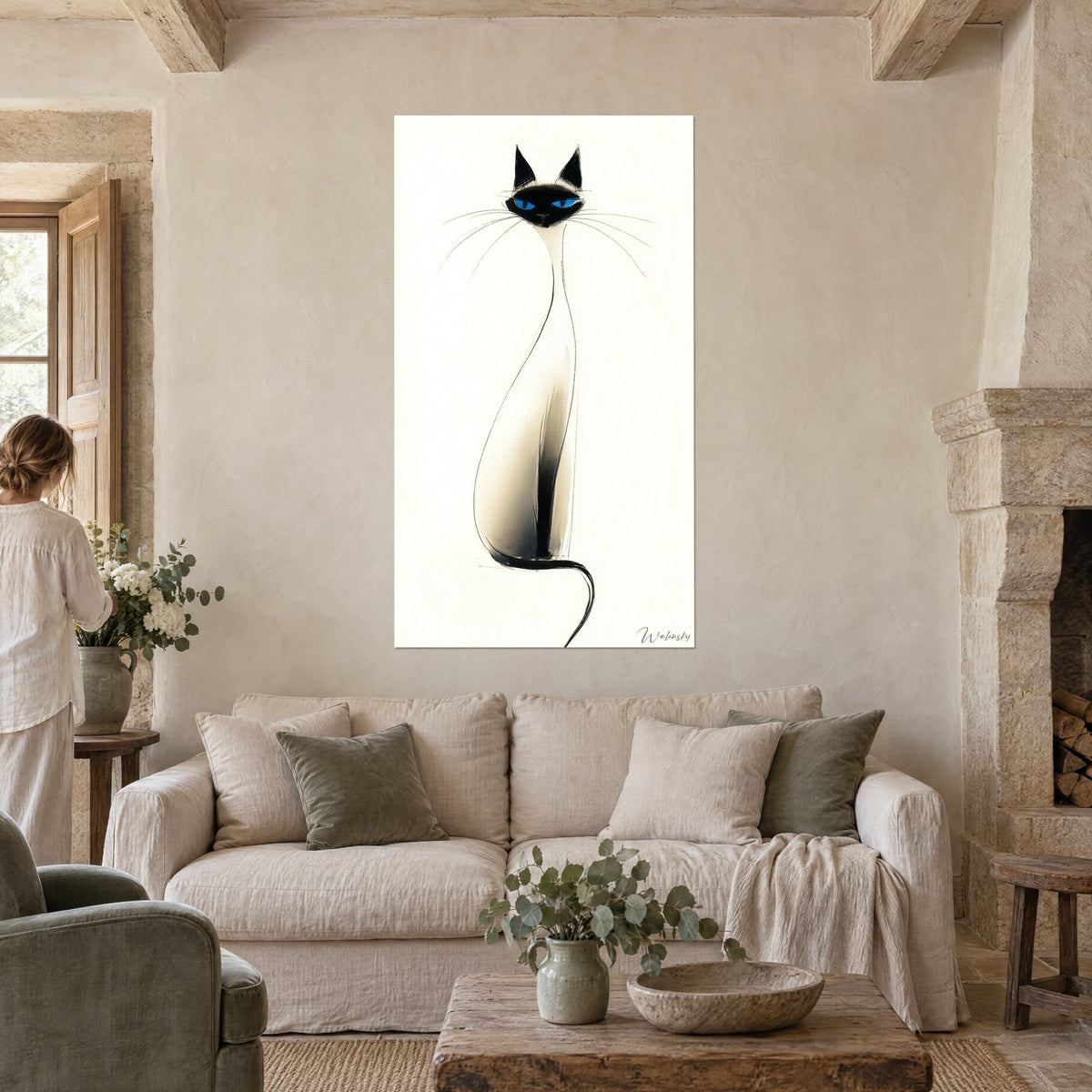 Cuadro gato siamés con máscara negra y ojos azules, silueta crema estirada, sobre un sofá en un salón luminoso