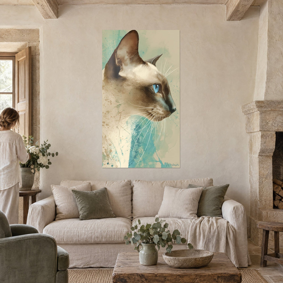 Tableau chat tonkinois de profil, oreille brune dressée, œil bleu glacier sur fond sable et turquoise, au-dessus d'un canapé dans un salon lumineux