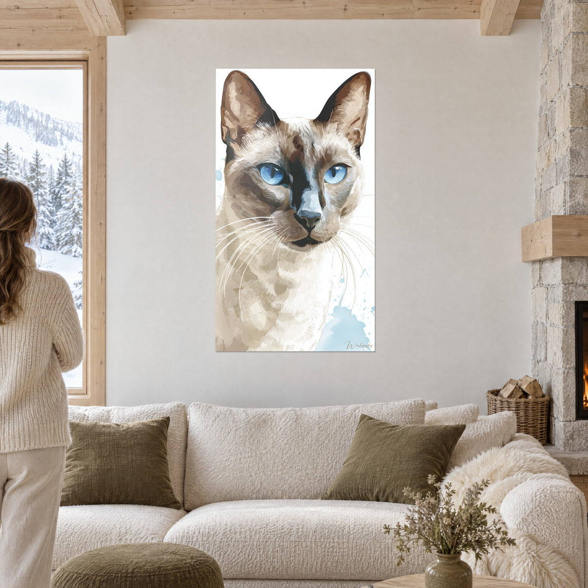 Schilderij Tonkinese kat met blauwe ogen, crème en taupe bruine vacht, aan de muur boven een bank in een lichte woonkamer
