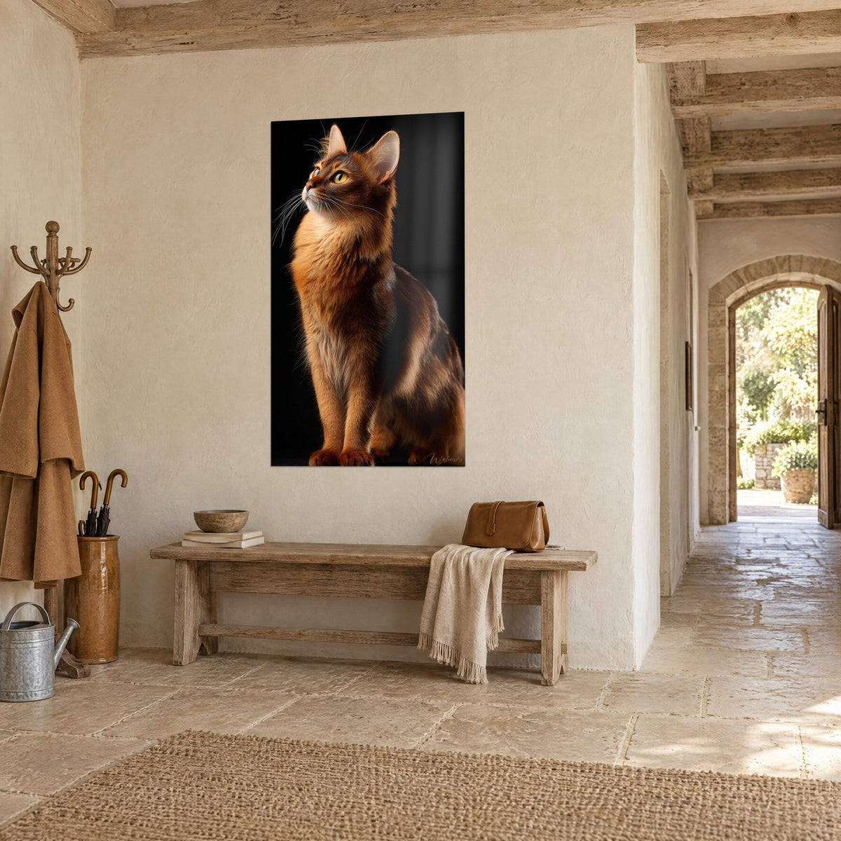Quadro felino somalo seduto, orecchie ritte, pelo cannella e miele su fondo d'inchiostro, muro di pietra e corridoio a volta