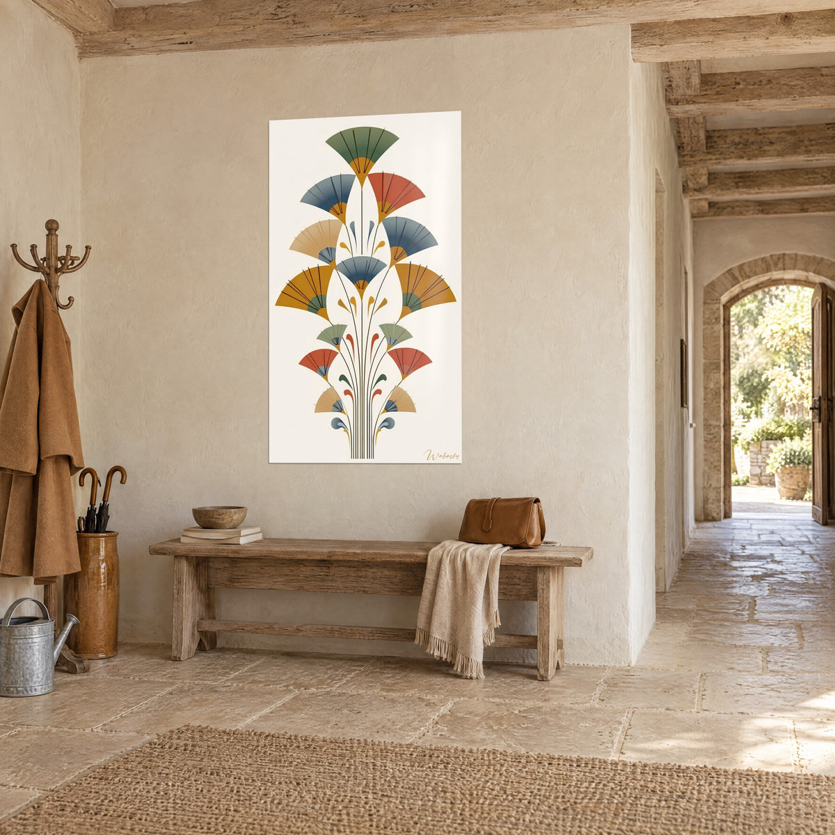 Quadro di fontana di piume stilizzata con ventagli blu ardesia e rosso mattone su fondo crema, panca in legno, corridoio in pietra