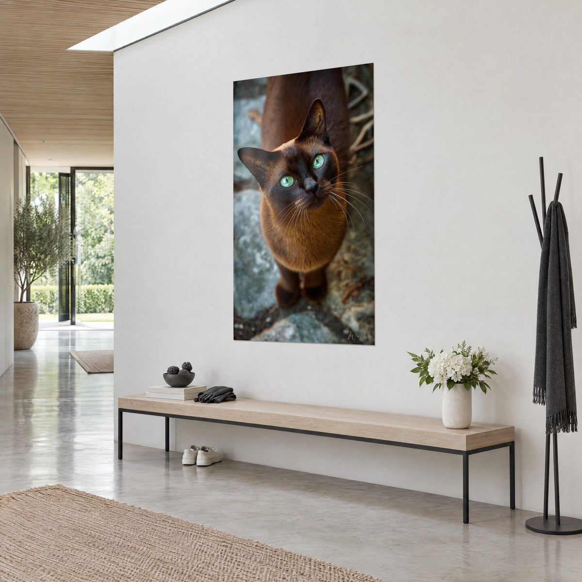 Schilderij portret van een Burmese kat, doordringende jadegroene blik, hazelnootkleurige vacht op grijze steen, driekwartzicht in de hal