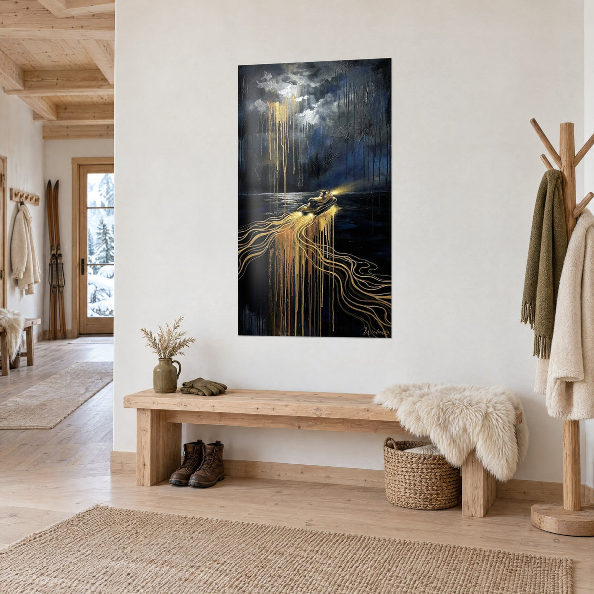 Tableau scooter des mers éclairé par ses phares jaunes, ciel orageux gris-bleu, coulures d'or, entrée d'un chalet en bois