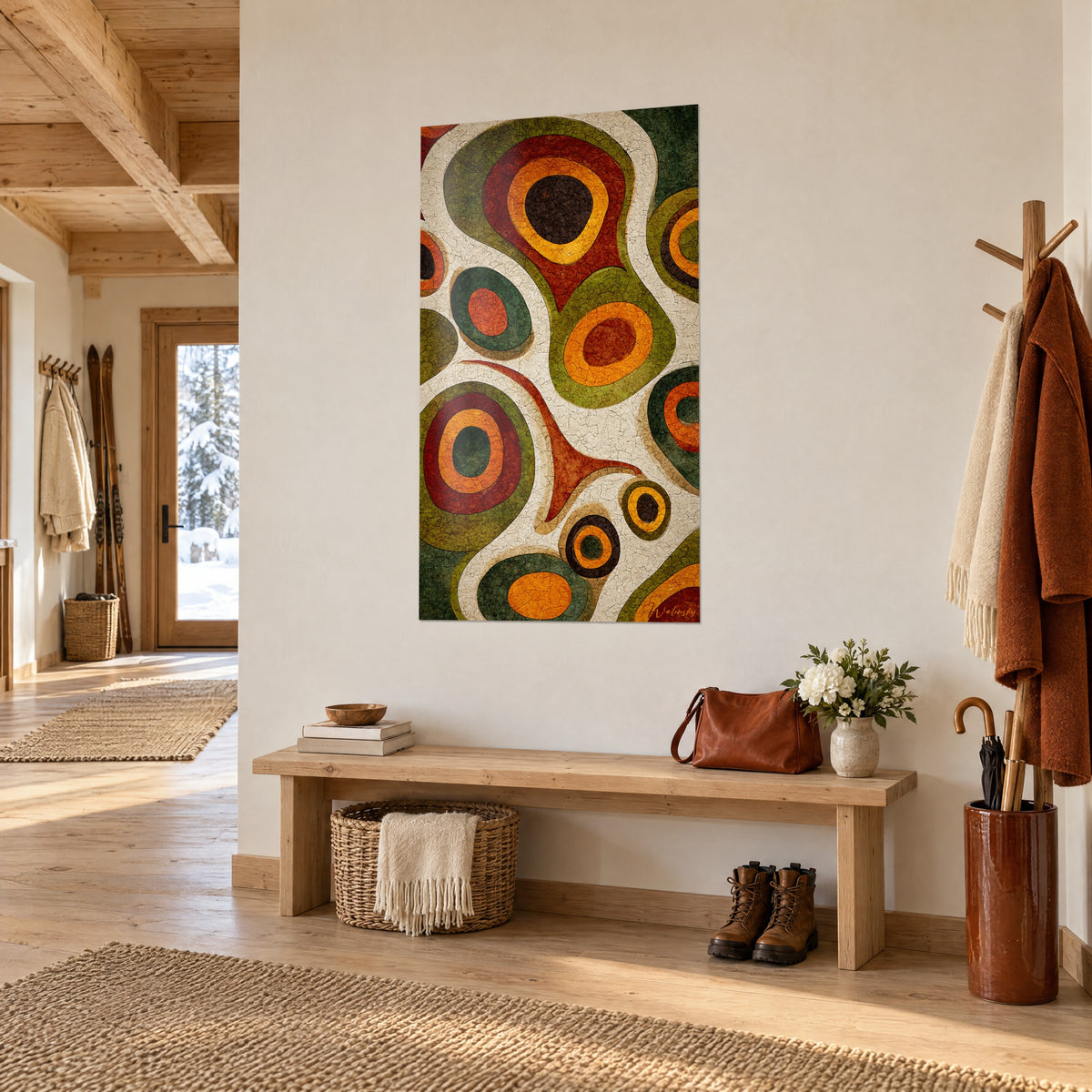Gemälde mit einem erdigen Mosaik aus rissigen orangefarbenen und braunen Ovalen auf cremefarbenem Grund, weiße Wand, Eichenbank im Eingangsbereich