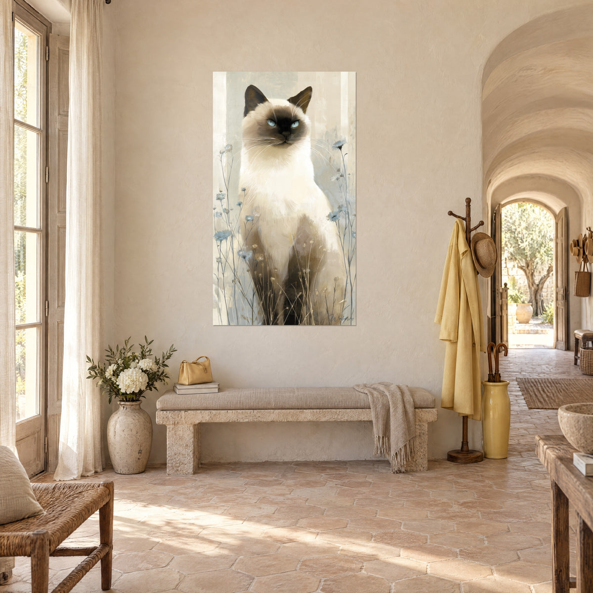 Quadro gatto birmano seduto, orecchie scure e sguardo turchese, fiori azzurri su fondo beige, corridoio a volta di un casolare provenzale