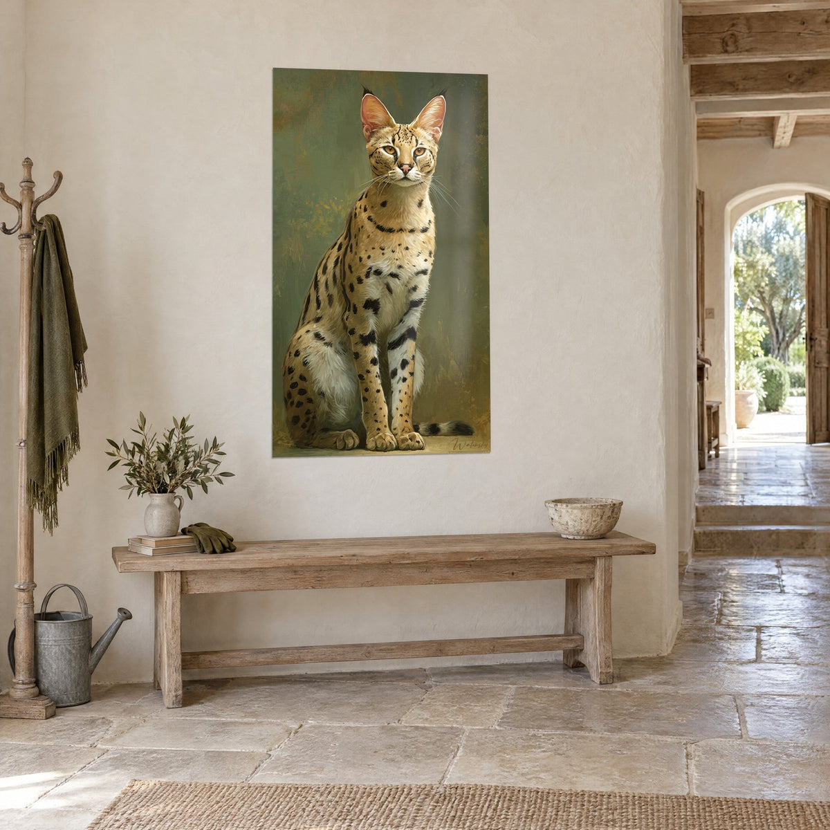 Gemälde einer Savannah-Katze mit bernsteinfarbenem Blick, goldfarbenes Fell mit schwarzer Sprenkelung, moosgrüner Hintergrund, Steinwand und Holzbank, Dreiviertelansicht