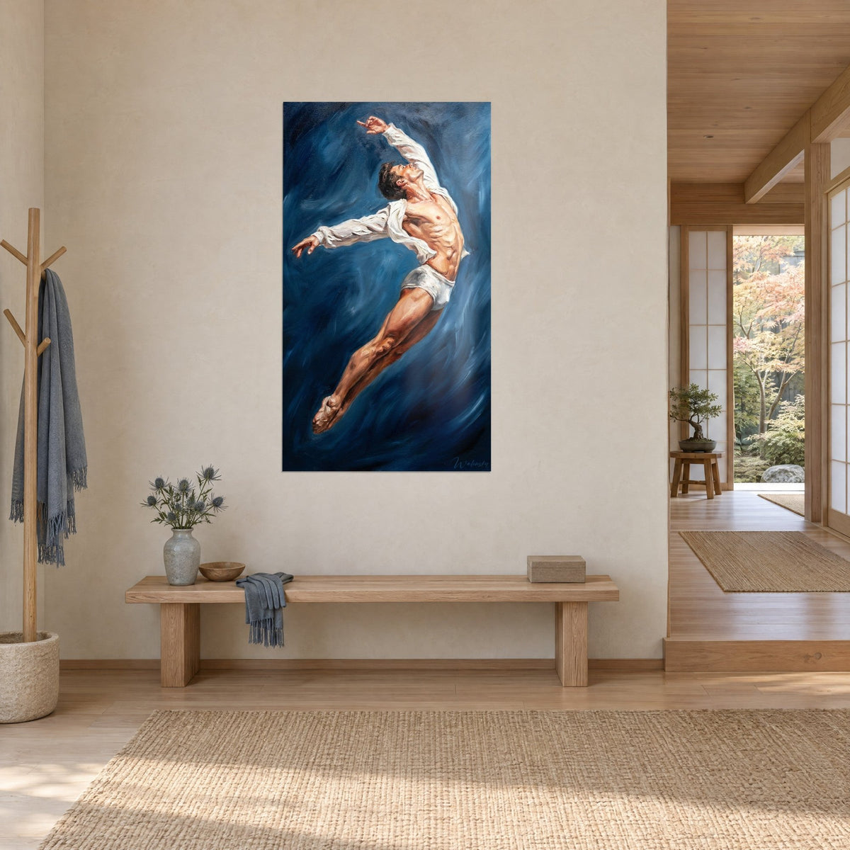 Tableau athlète en suspension aux reflets ocre et ivoire, tourbillon indigo en coups de brosse, dans un couloir japandi en bois clair