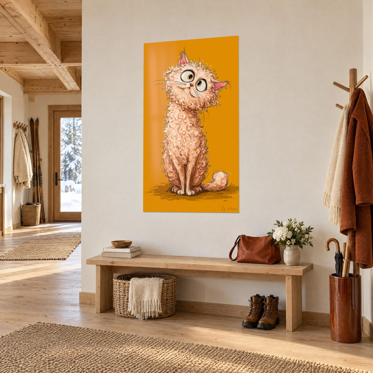 Πίνακας Selkirk Rex με στρογγυλά κεχριμπαρένια μάτια και βερικοκί μπούκλες σε μουσταρδί φόντο, σε είσοδο σαλέ από ανοιχτόχρωμο ξύλο