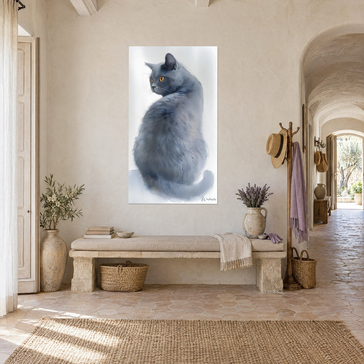 Cuadro felino pizarra sentado de perfil, mirada anaranjada, pelaje mullido gris azulado, pared de yeso beige y banco de piedra de una masía provenzal