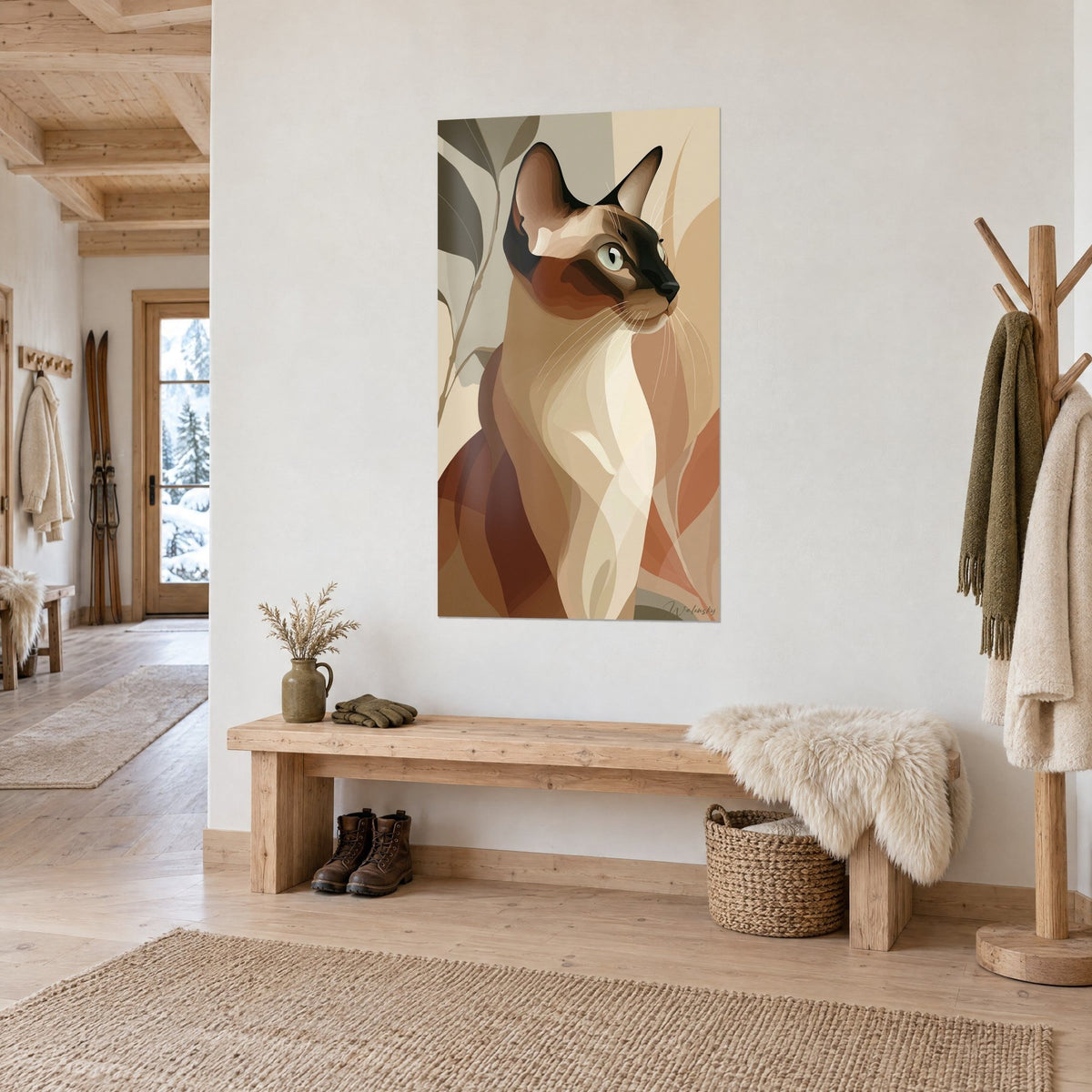 Tableau félin singapura de profil, yeux vert pâle, pelage crème et roux, sur un mur blanc dans un chalet