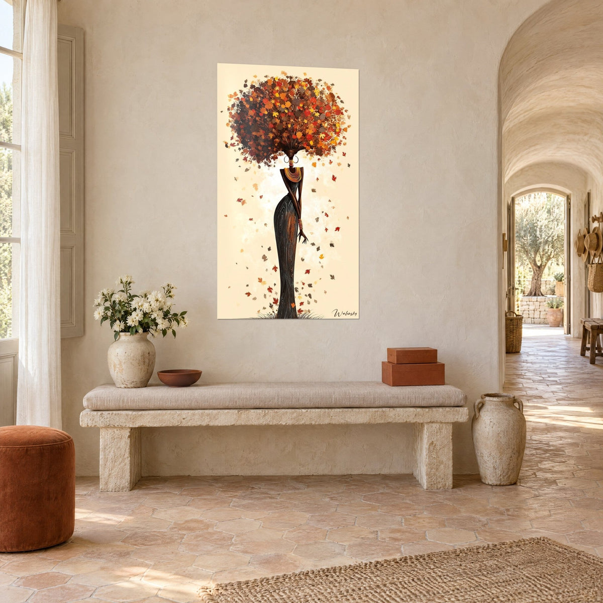 Gemälde schlanke Silhouette mit Haaren aus orangefarbenem und rostigem Ahornlaub, ockerfarbene Halskette, auf cremefarbenem Hintergrund, provenzalisches Landhaus im Dreiviertelprofil