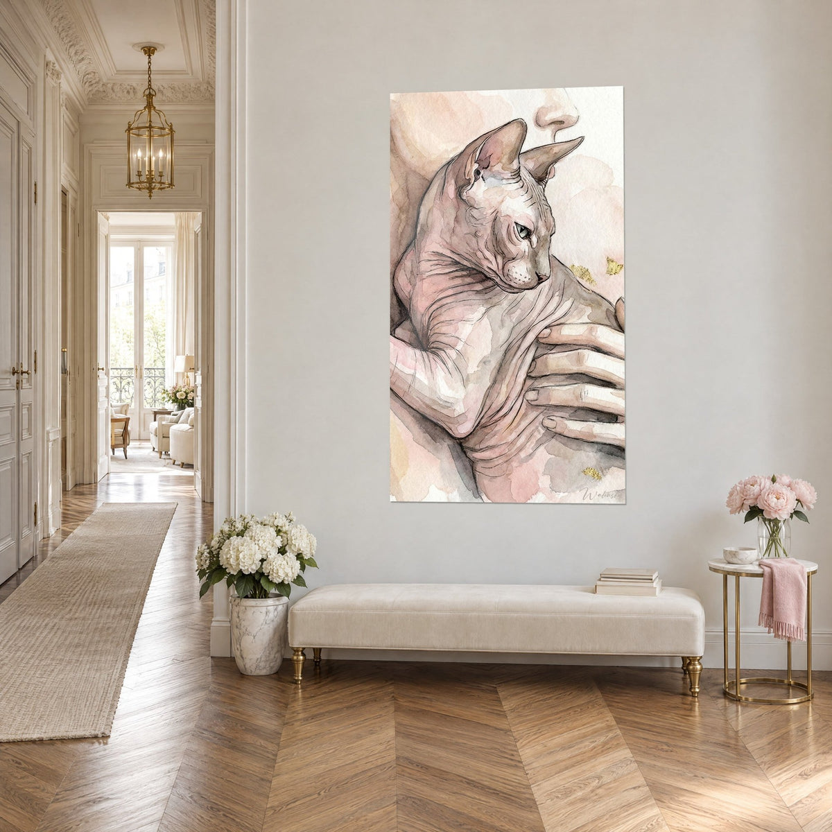Tableau félin sans poil aux oreilles dressées, peau ridée rose et taupe, éclats d'or, vue de trois-quarts, couloir haussmannien