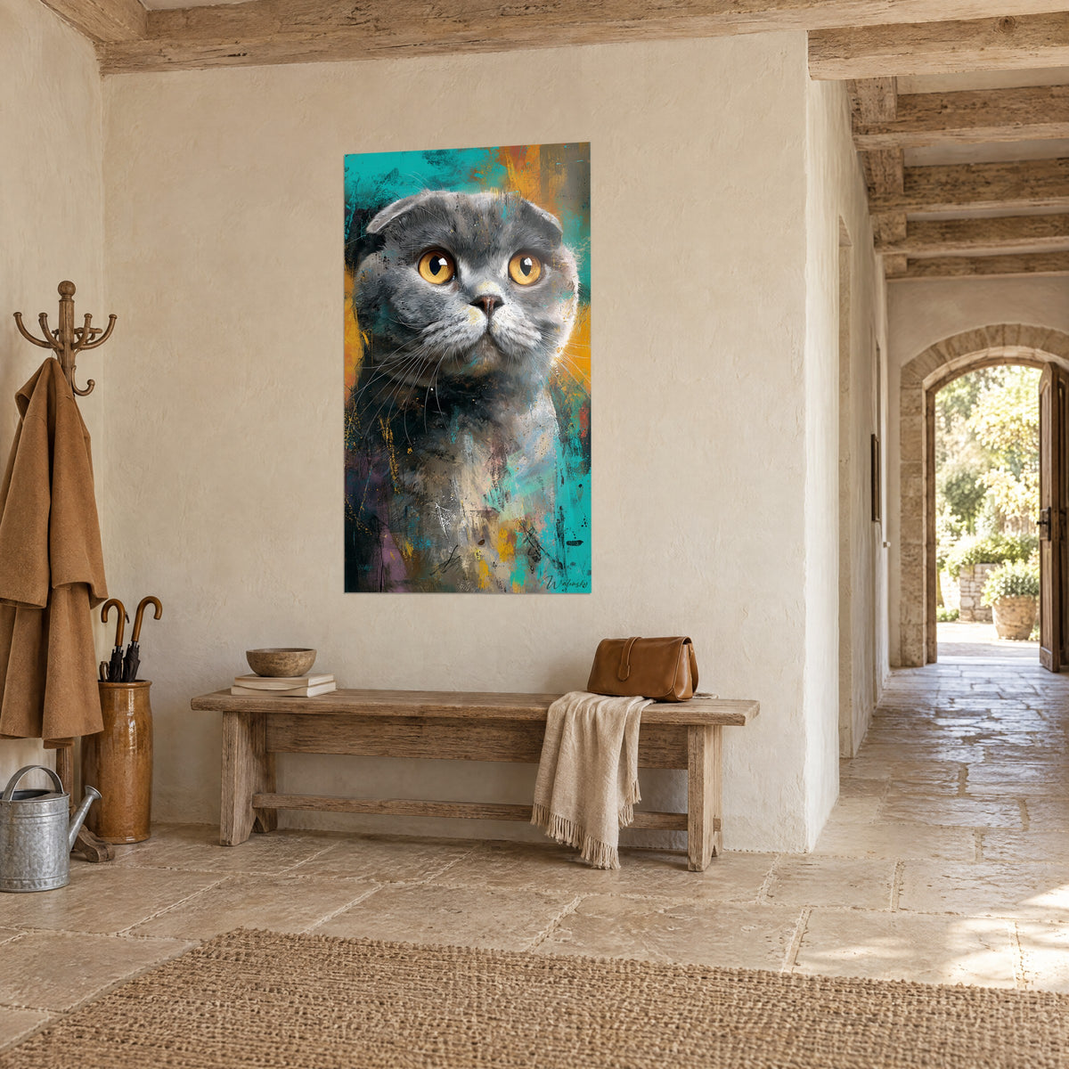 Obraz Scottish Fold o perłowoszarym futrze, złotym spojrzeniu w górę, turkusowych i szafranowych akcentach, w kamiennym domu