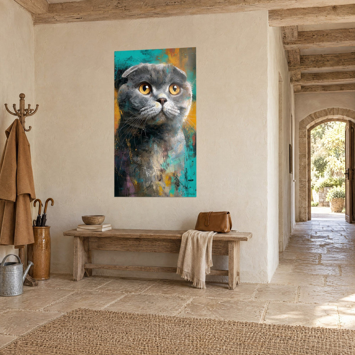 Tableau Scottish Fold au pelage gris perle, regard doré levé, touches turquoise et safran, dans une maison de pierre