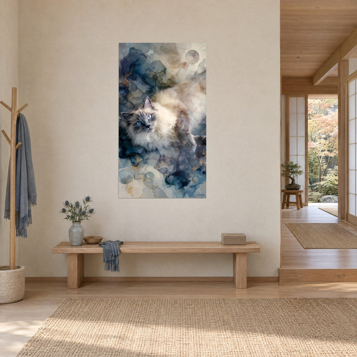 Gemälde cremeweiße und taubengraue Katze auf einem Hintergrund aus nachtblauer Aquarellfarbe mit goldenen Adern, Dreiviertelansicht in einem Japandi-Flur