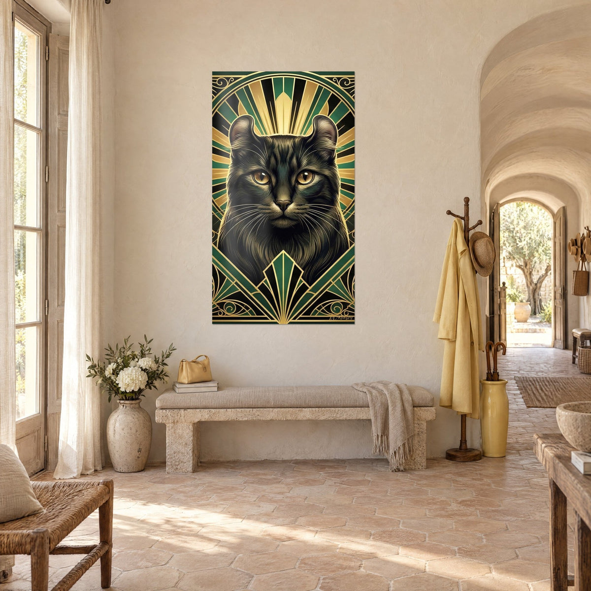 Tableau félin sombre à oreilles recourbées, rayons dorés et noirs sur fond vert, accroché dans une entrée de mas provençal