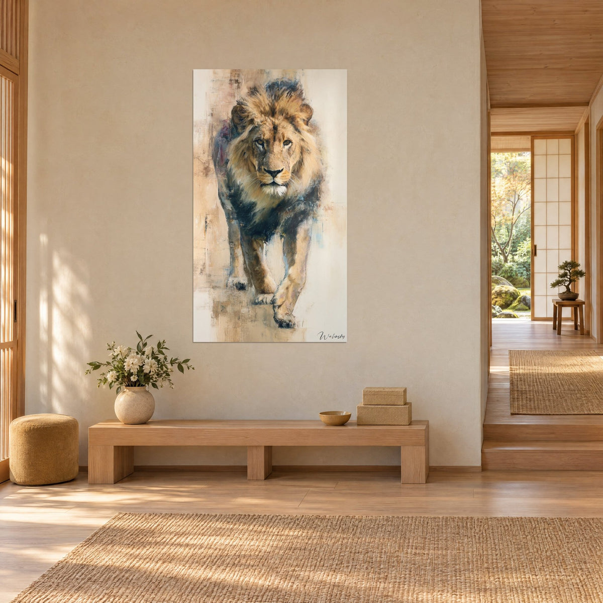 Gemälde majestätische Großkatze in strukturierter Malweise, ockerfarbene Mähne und sandfarbene Pfoten auf cremefarbenem Hintergrund, helle Wand eines japandi Flurs