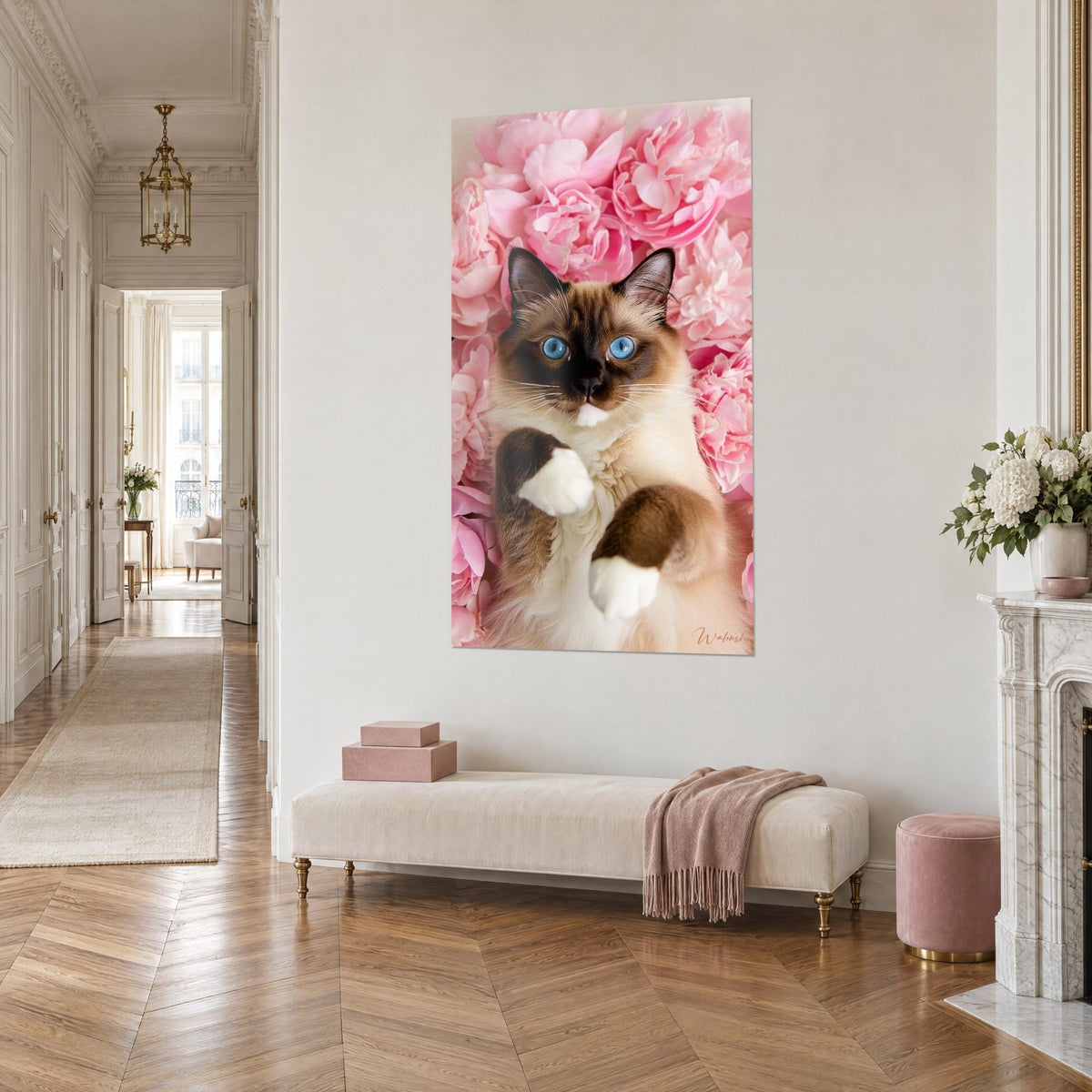 Schilderij seal point kat met witte pootjes uitgestrekt tussen poederachtige pioenrozen, driekwartaanzicht in een gang in Haussmann-stijl