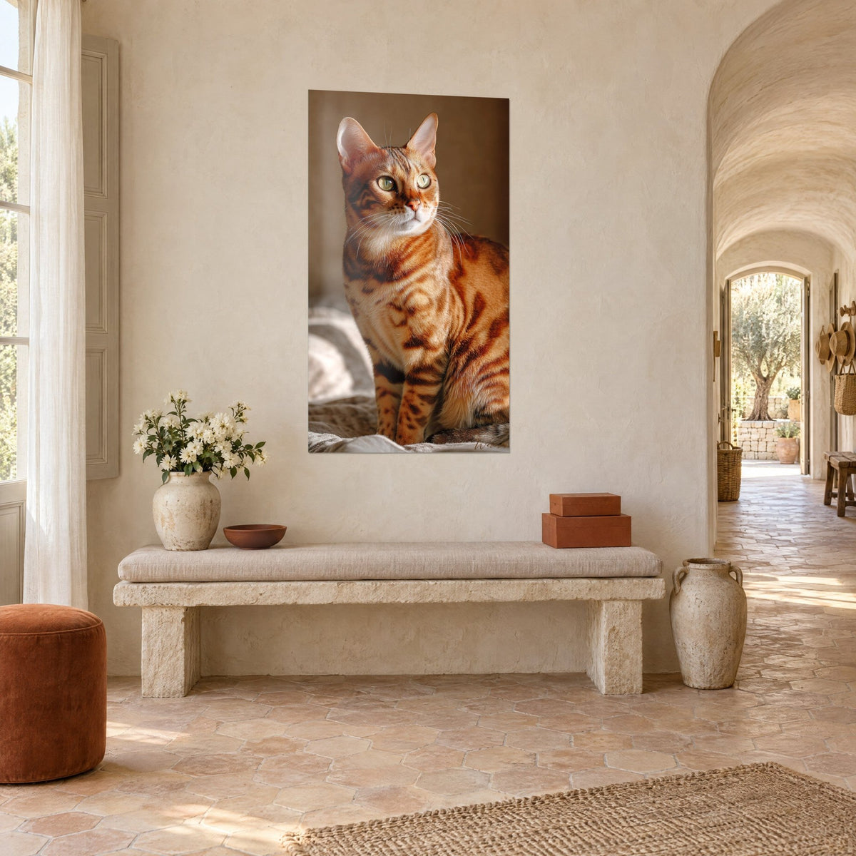 Cuadro felino atigrado cobrizo de ojos verdes, orejas erguidas sobre fondo beige, visto de tres cuartos en una masía provenzal