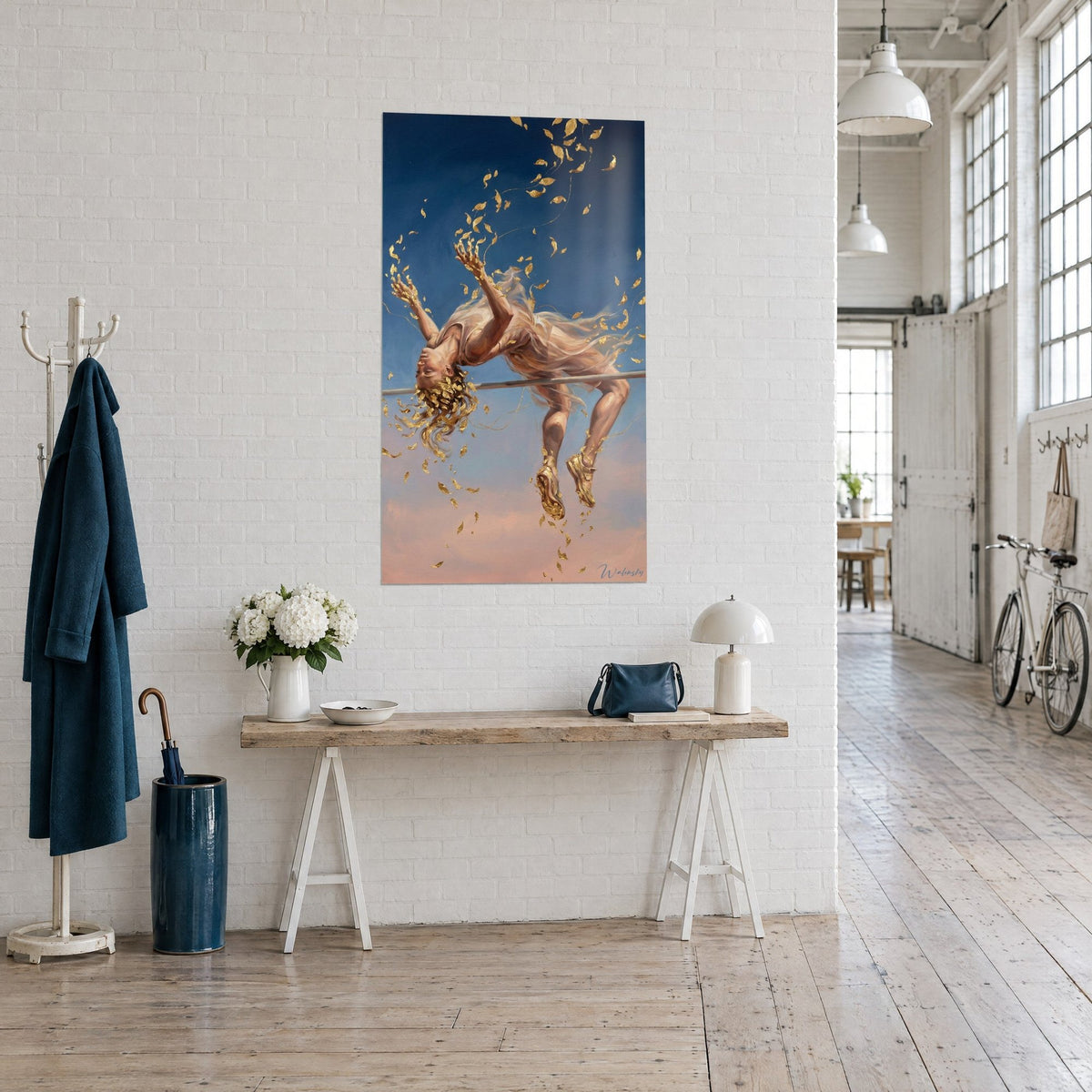 Schilderij atlete zwevend boven de lat, gouden spikes, marineblauwe en gepoederd roze lucht, witte bakstenen muur van een loft