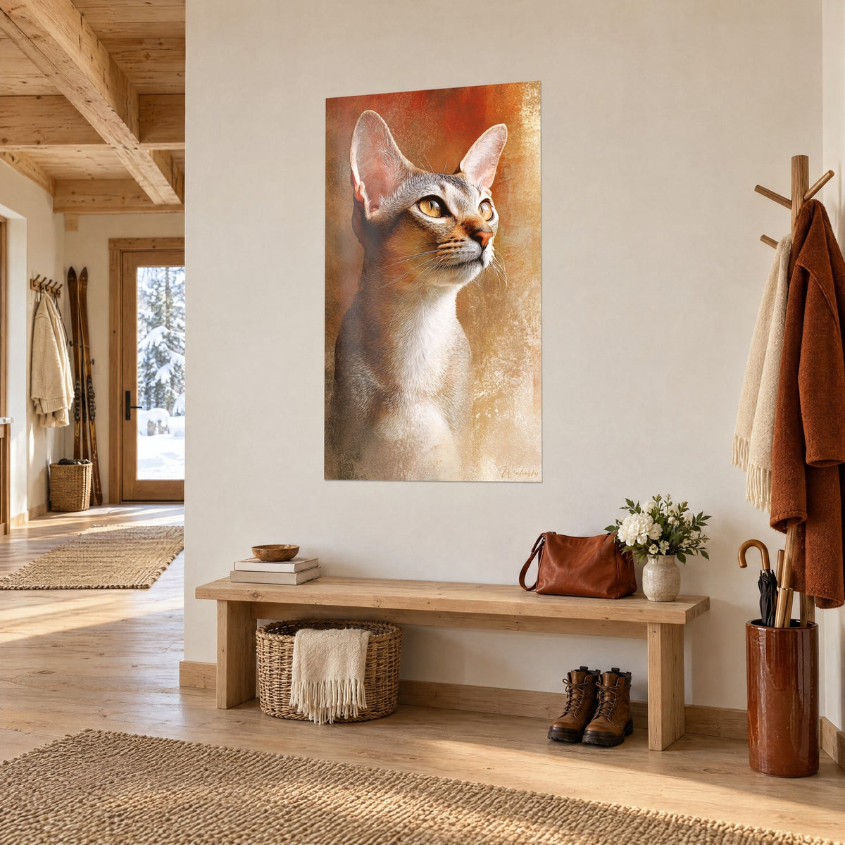 Tableau félin au pelage sable et crème, museau levé, fond roux et doré, mur blanc d'une entrée en bois de chalet
