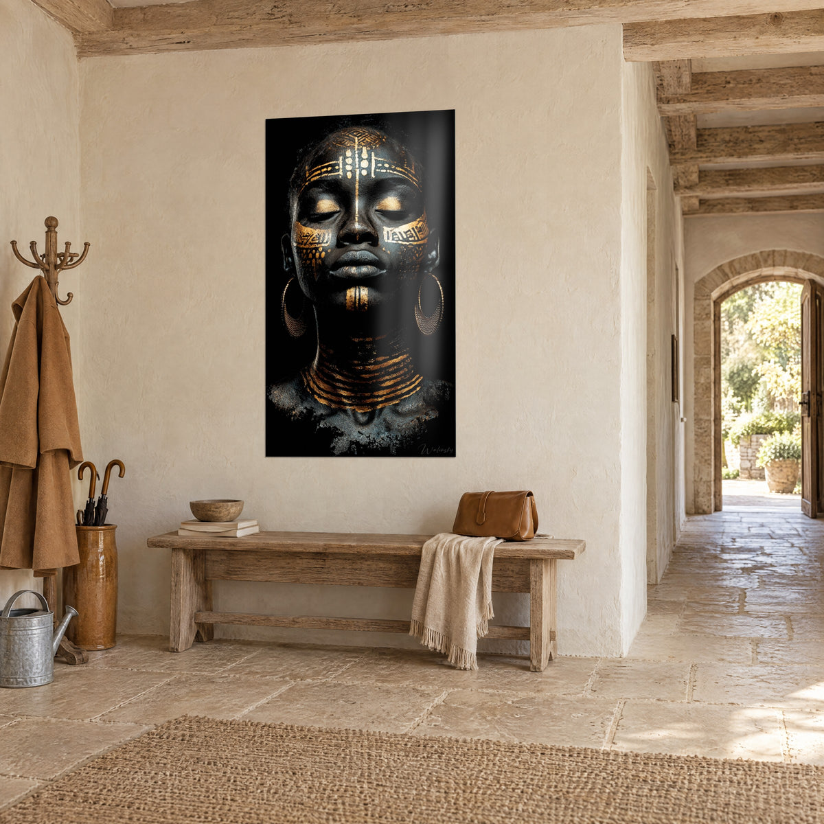 Cuadro rostro africano con motivos ocre y dorados sobre fondo negro profundo, vista de tres cuartos, casa de piedra