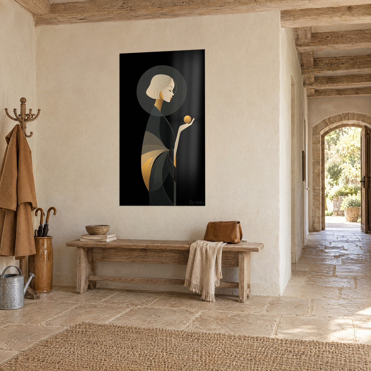 Schilderij elegant profiel met grijze halo, waaierplooi-jurk in oker en antraciet, lichte stenen muur, entree van een landhuis