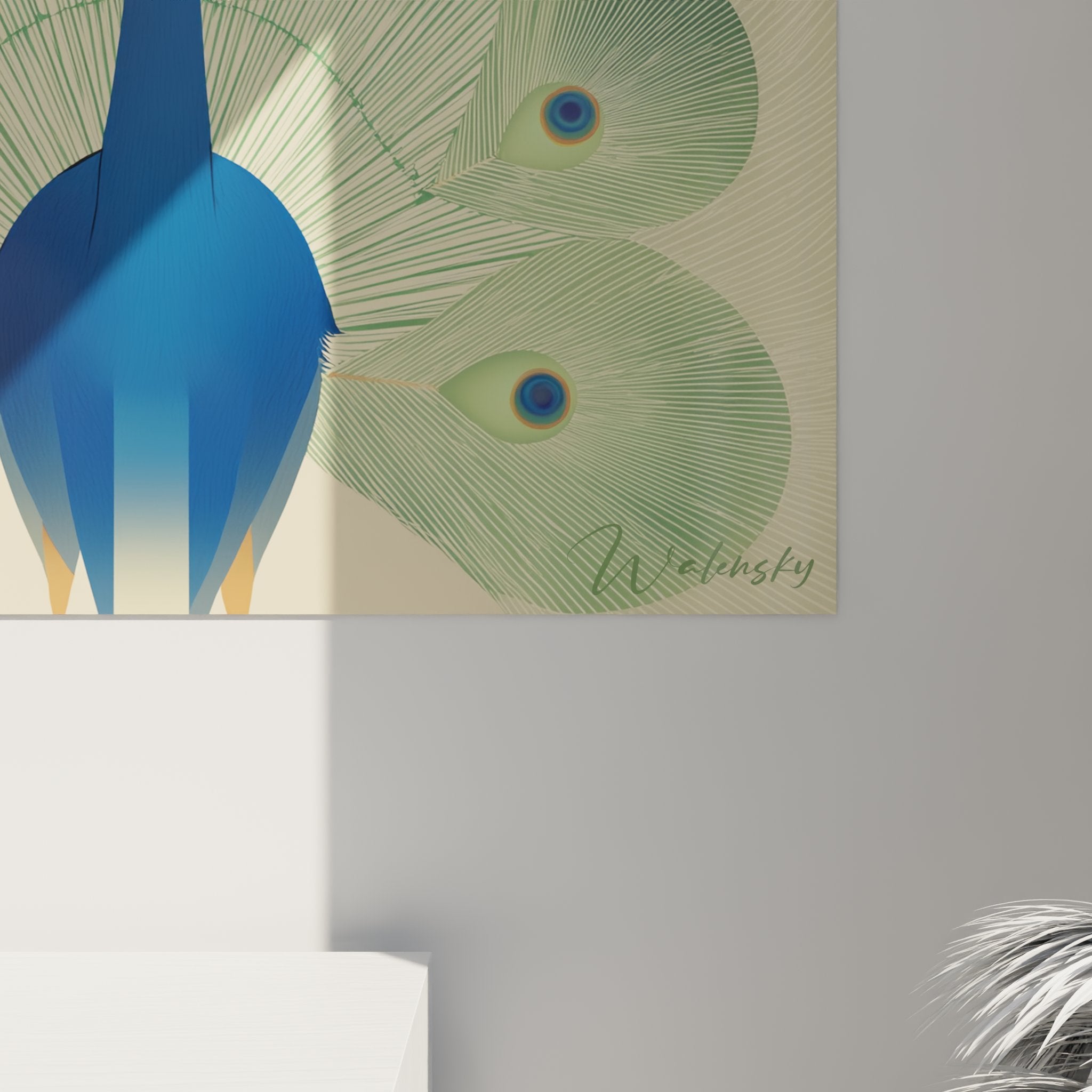 Gesamtansicht des Pfauentableaus im Art-Déco-Stil in einem zeitgenössischen Interieur, das seinen Vintage-Charakter unterstreicht