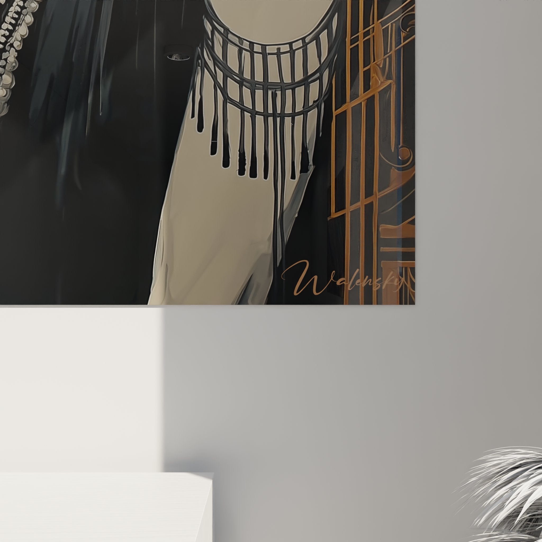 Vista d'insieme quadro murale donna art deco motivi geometrici dorati decorazione interno moderno